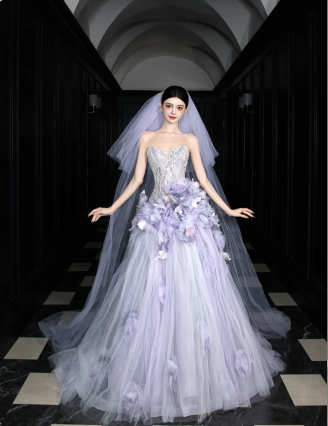 Verträumtes lila trägerloses 3D-Blumen-Tüll-Schleppen-Abendballkleid P4100