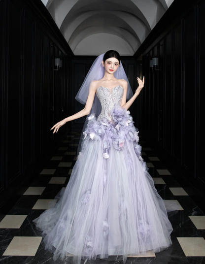 Verträumtes lila trägerloses 3D-Blumen-Tüll-Schleppen-Abendballkleid P4100