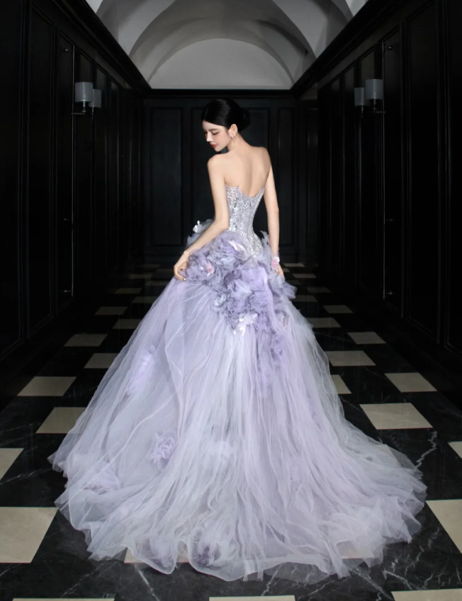 Verträumtes lila trägerloses 3D-Blumen-Tüll-Schleppen-Abendballkleid P4100