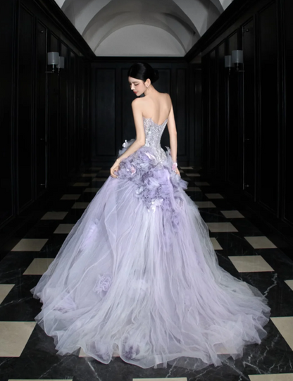 Verträumtes lila trägerloses 3D-Blumen-Tüll-Schleppen-Abendballkleid P4100