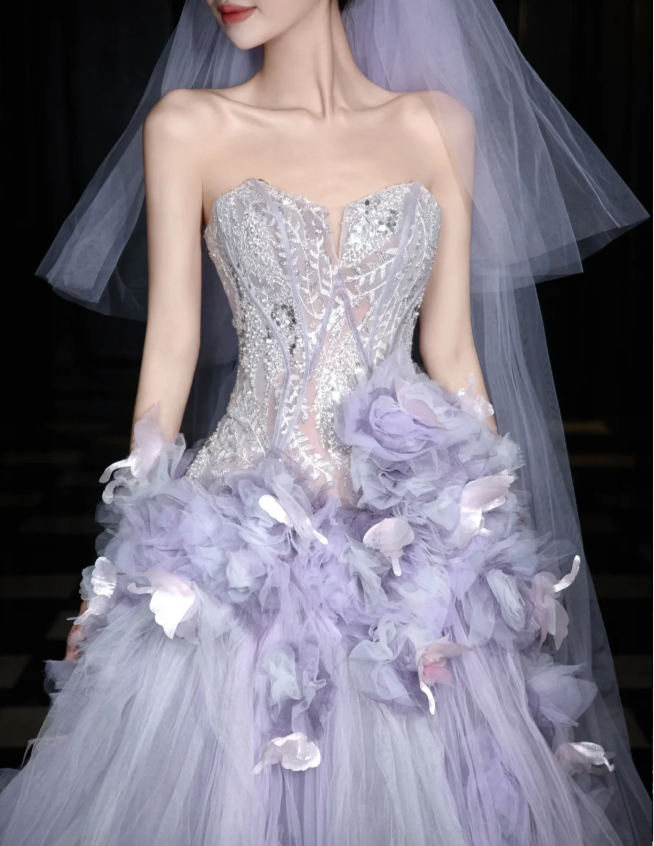 Verträumtes lila trägerloses 3D-Blumen-Tüll-Schleppen-Abendballkleid P4100