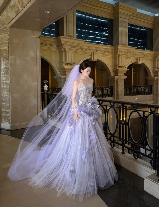Verträumtes lila trägerloses 3D-Blumen-Tüll-Schleppen-Abendballkleid P4100
