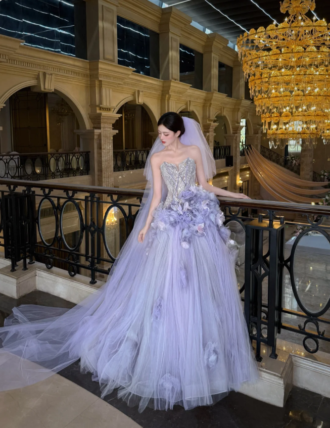 Verträumtes lila trägerloses 3D-Blumen-Tüll-Schleppen-Abendballkleid P4100