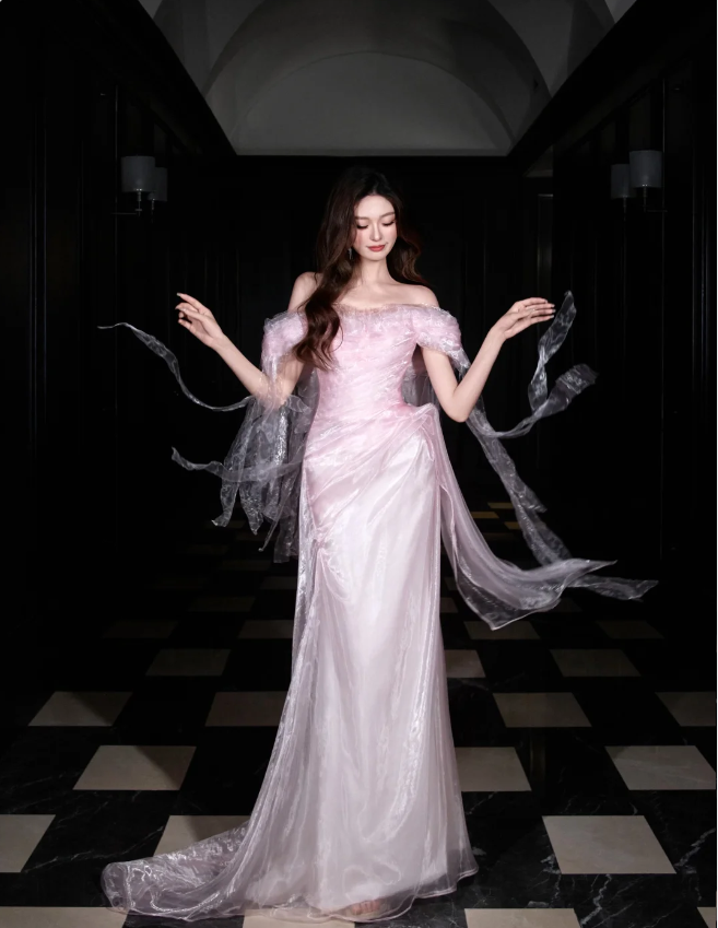 Süßes hellrosa Meerjungfrauen-Ballkleid aus Organza mit Carmen-Ausschnitt Abendkleid P4101