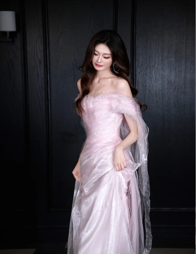 Süßes hellrosa Meerjungfrauen-Ballkleid aus Organza mit Carmen-Ausschnitt Abendkleid P4101