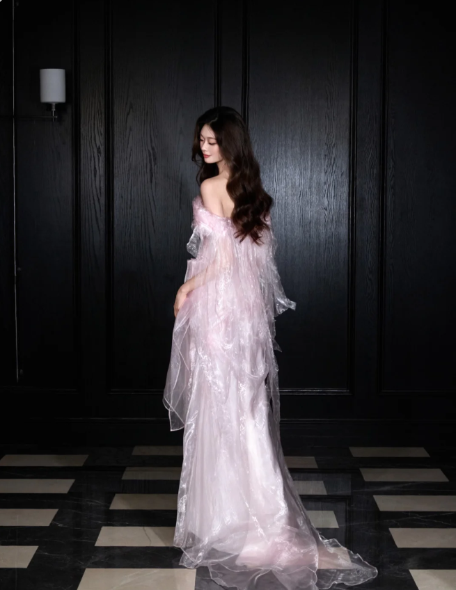 Süßes hellrosa Meerjungfrauen-Ballkleid aus Organza mit Carmen-Ausschnitt Abendkleid P4101