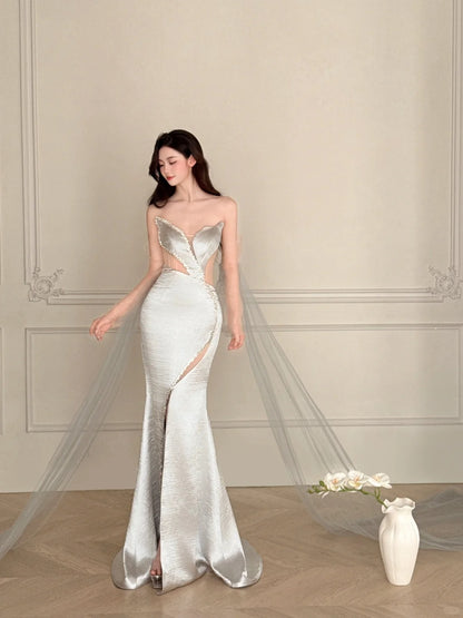 Elegantes silbergraues, trägerloses Meerjungfrauen-Abendkleid aus Satin P4107