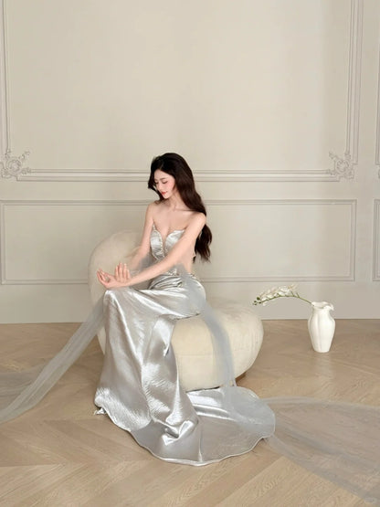 Elegantes silbergraues, trägerloses Meerjungfrauen-Abendkleid aus Satin P4107