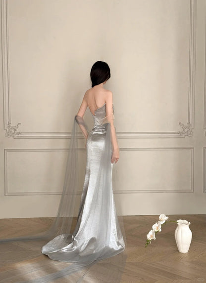 Elegantes silbergraues, trägerloses Meerjungfrauen-Abendkleid aus Satin P4107