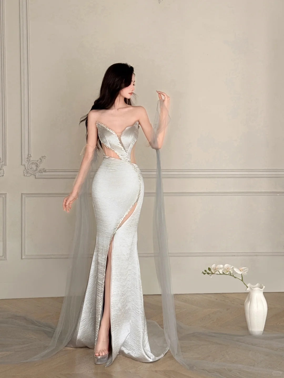 Elegantes silbergraues, trägerloses Meerjungfrauen-Abendkleid aus Satin P4107