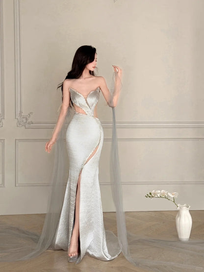 Elegantes silbergraues, trägerloses Meerjungfrauen-Abendkleid aus Satin P4107