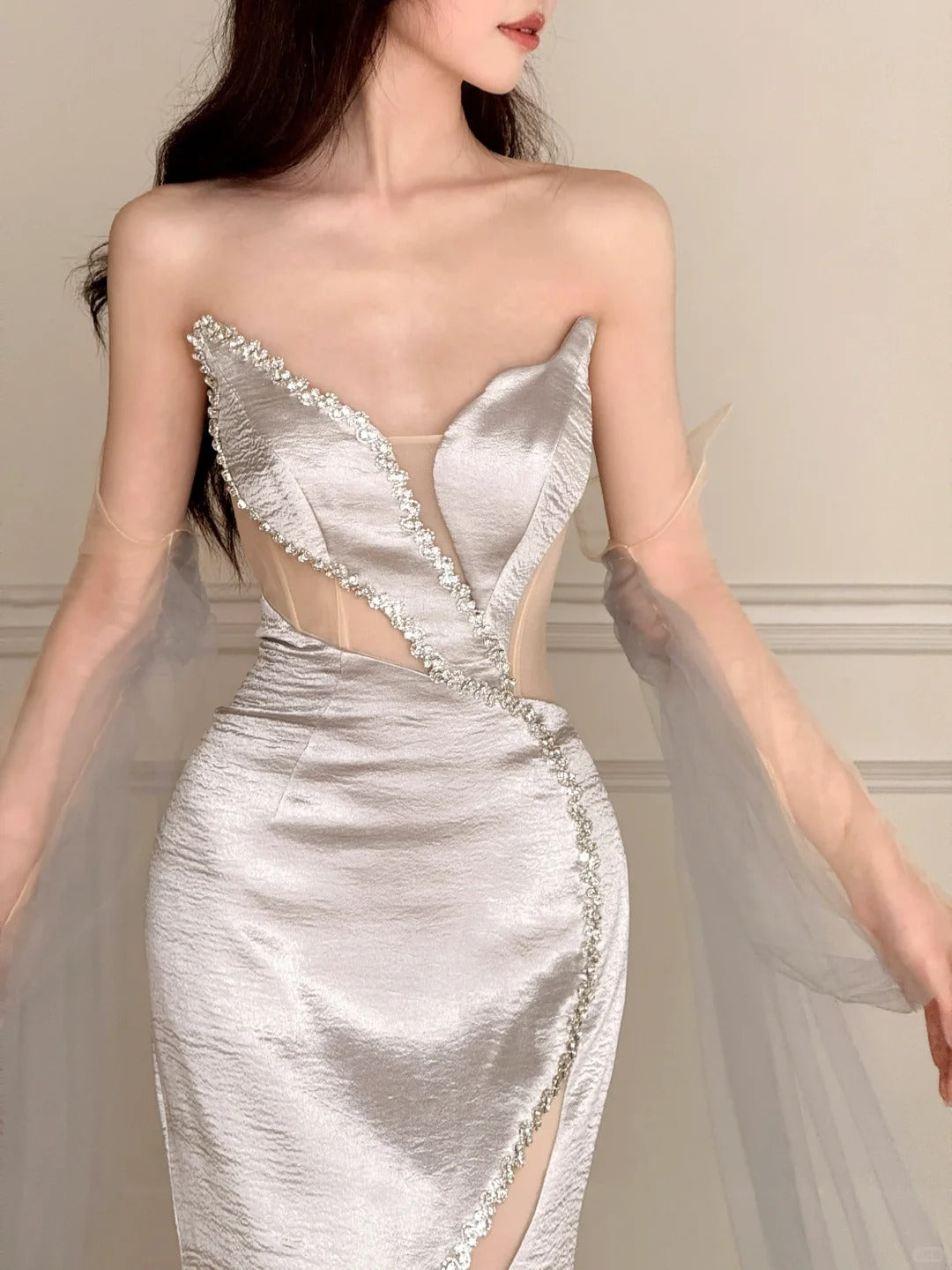 Elegantes silbergraues, trägerloses Meerjungfrauen-Abendkleid aus Satin P4107
