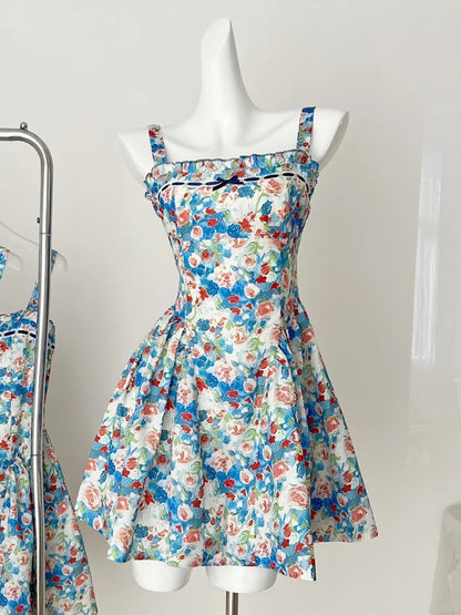 Frisches blaues florales, taillenbetonendes A-Linien-Kleid mit dünnen Trägern und eckigem Ausschnitt für den 16. Geburtstag (Heimkehr), P3999