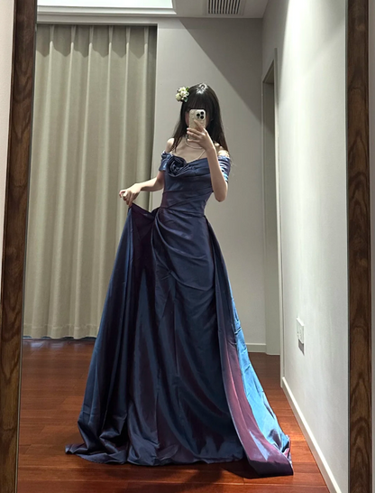 Retro Elegantes Blau-Violettes Off-Shoulder Handgefaltetes Satin-Ballkleid Abendkleid P4111