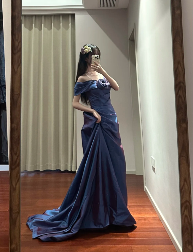 Retro Elegantes Blau-Violettes Off-Shoulder Handgefaltetes Satin-Ballkleid Abendkleid P4111