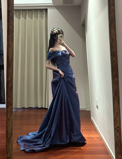 Retro Elegantes Blau-Violettes Off-Shoulder Handgefaltetes Satin-Ballkleid Abendkleid P4111