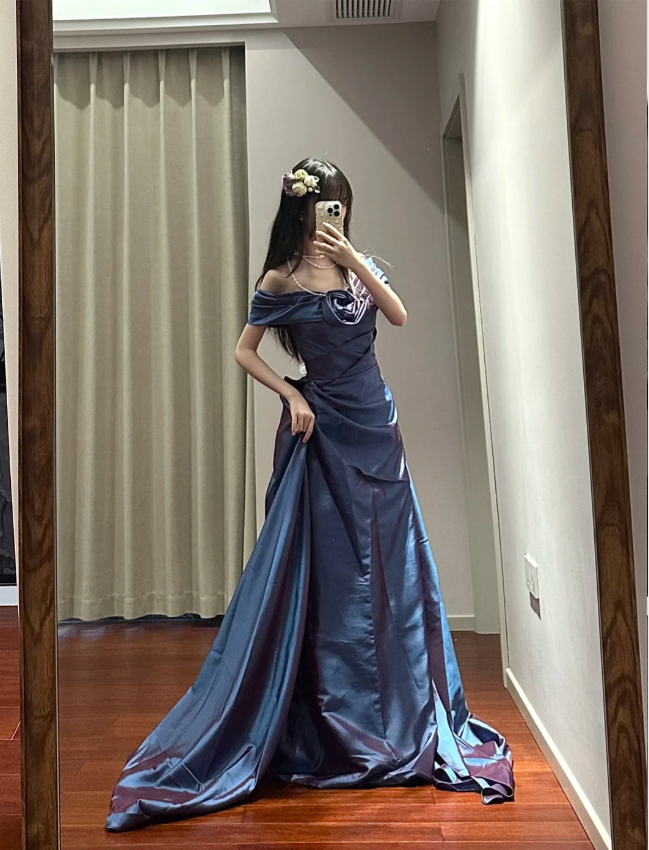 Retro Elegantes Blau-Violettes Off-Shoulder Handgefaltetes Satin-Ballkleid Abendkleid P4111