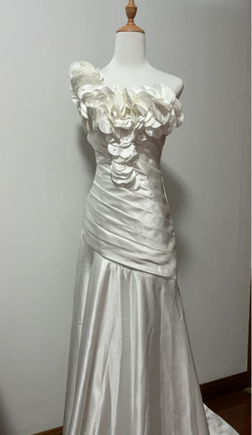 Robe de bal longue sirène vintage blanche plissée avec pétales et encolure asymétrique en satin P4112