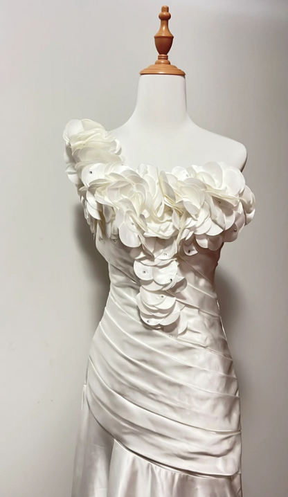 Vintage Weiß Meerjungfrau Ein-Schulter-Ausschnitt Blütenblatt-Plissee Satin Langes Ballkleid Abendkleid P4112