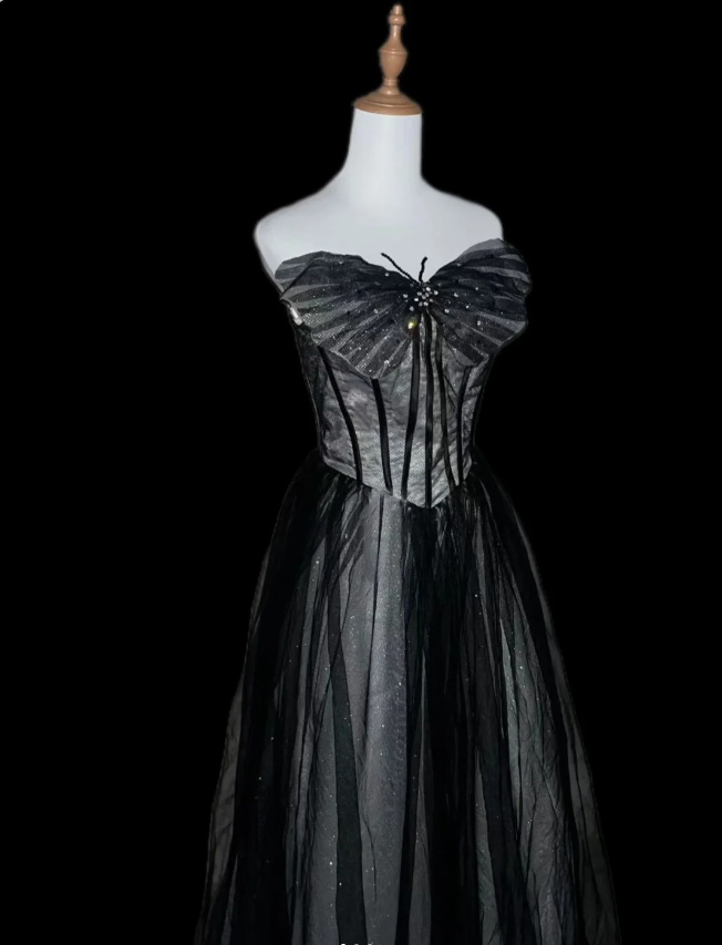 Verträumtes schwarzes Neckholder-Ballkleid/Abendkleid aus Tüll in A-Linie mit Schmetterlings-Applikationen P4113