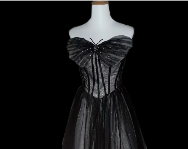 Verträumtes schwarzes Neckholder-Ballkleid/Abendkleid aus Tüll in A-Linie mit Schmetterlings-Applikationen P4113