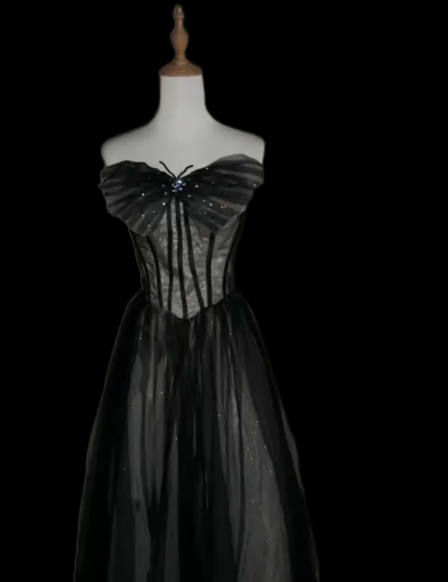 Verträumtes schwarzes Neckholder-Ballkleid/Abendkleid aus Tüll in A-Linie mit Schmetterlings-Applikationen P4113