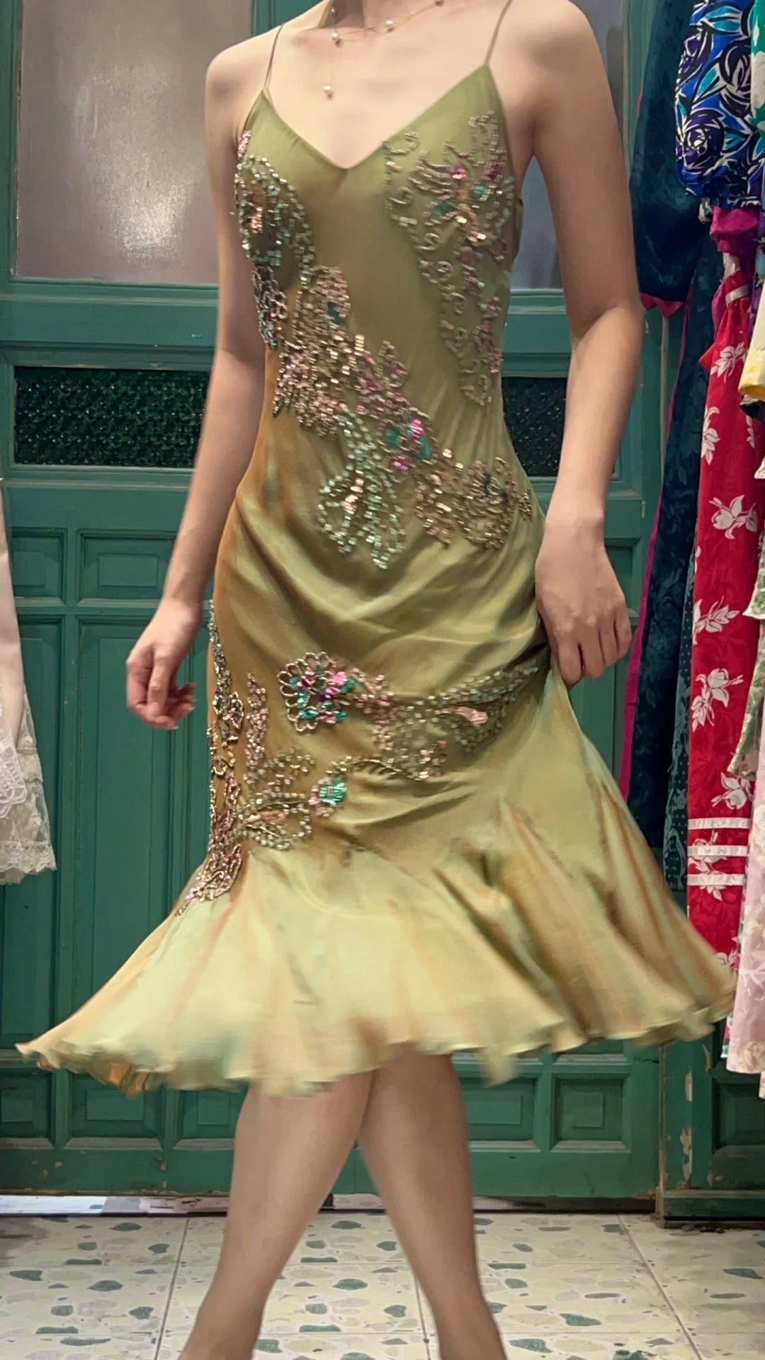 Retro Elegantes Olivesgrünes Abendkleid mit tiefem V-Rücken, Perlen und Chiffon P4116
