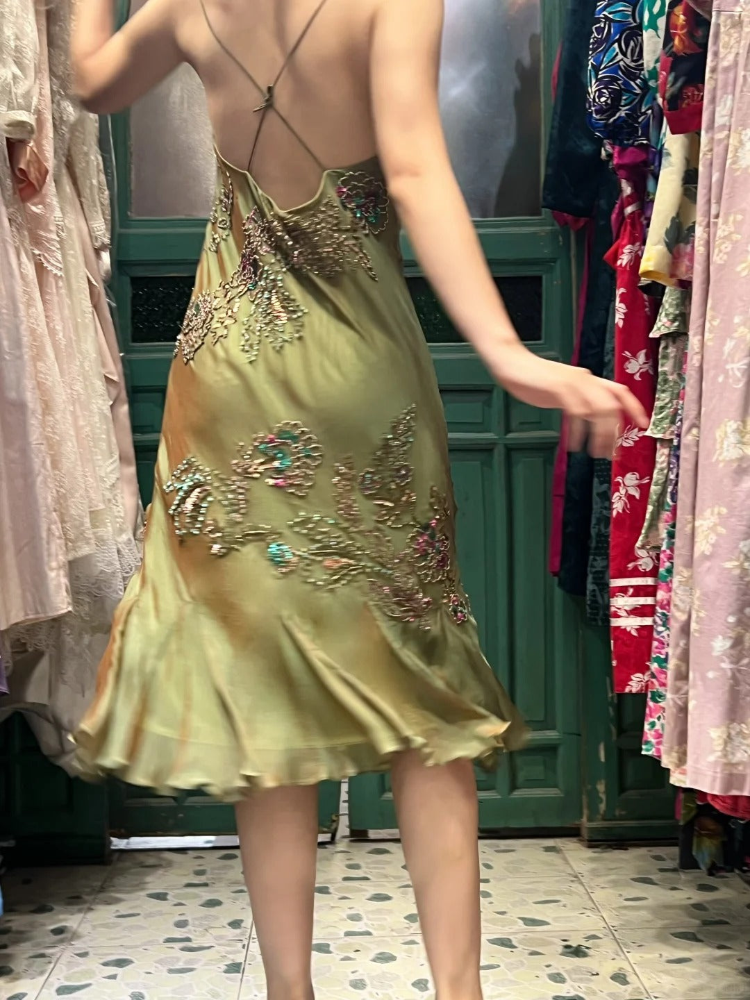 Retro Elegantes Olivesgrünes Abendkleid mit tiefem V-Rücken, Perlen und Chiffon P4116