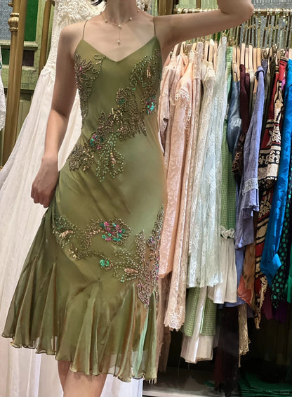 Retro Elegantes Olivesgrünes Abendkleid mit tiefem V-Rücken, Perlen und Chiffon P4116