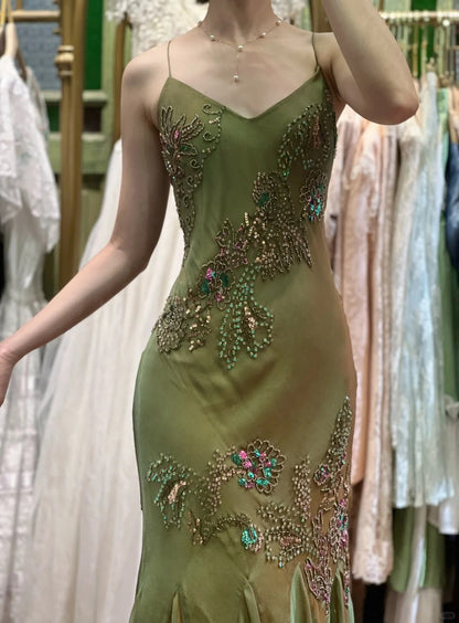 Retro Elegantes Olivesgrünes Abendkleid mit tiefem V-Rücken, Perlen und Chiffon P4116