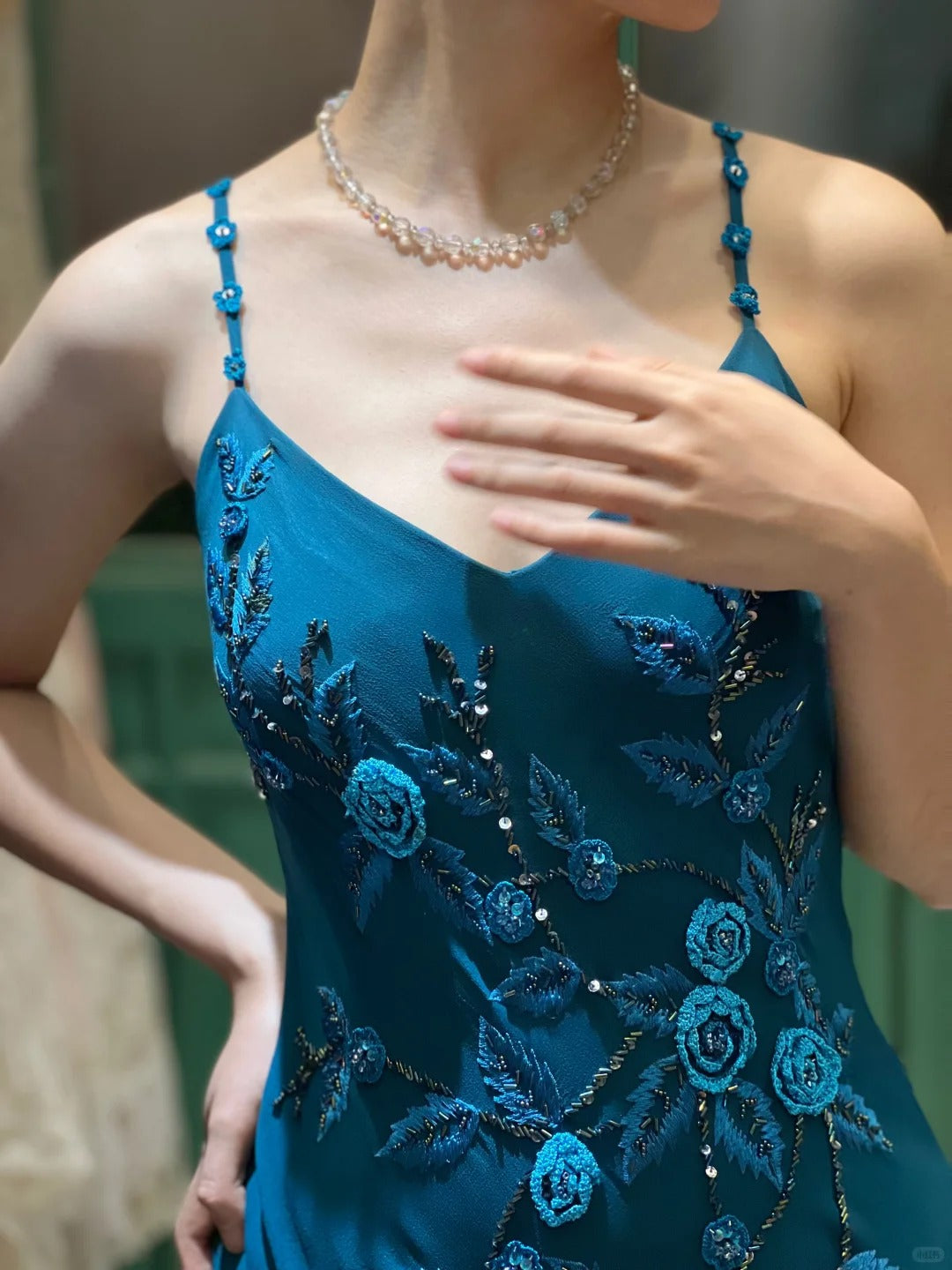 Retro Elegantes Pfauenblaues Unregelmäßiges Tiefes V-Halter Besticktes Chiffon Ballkleid Abendkleid P4119