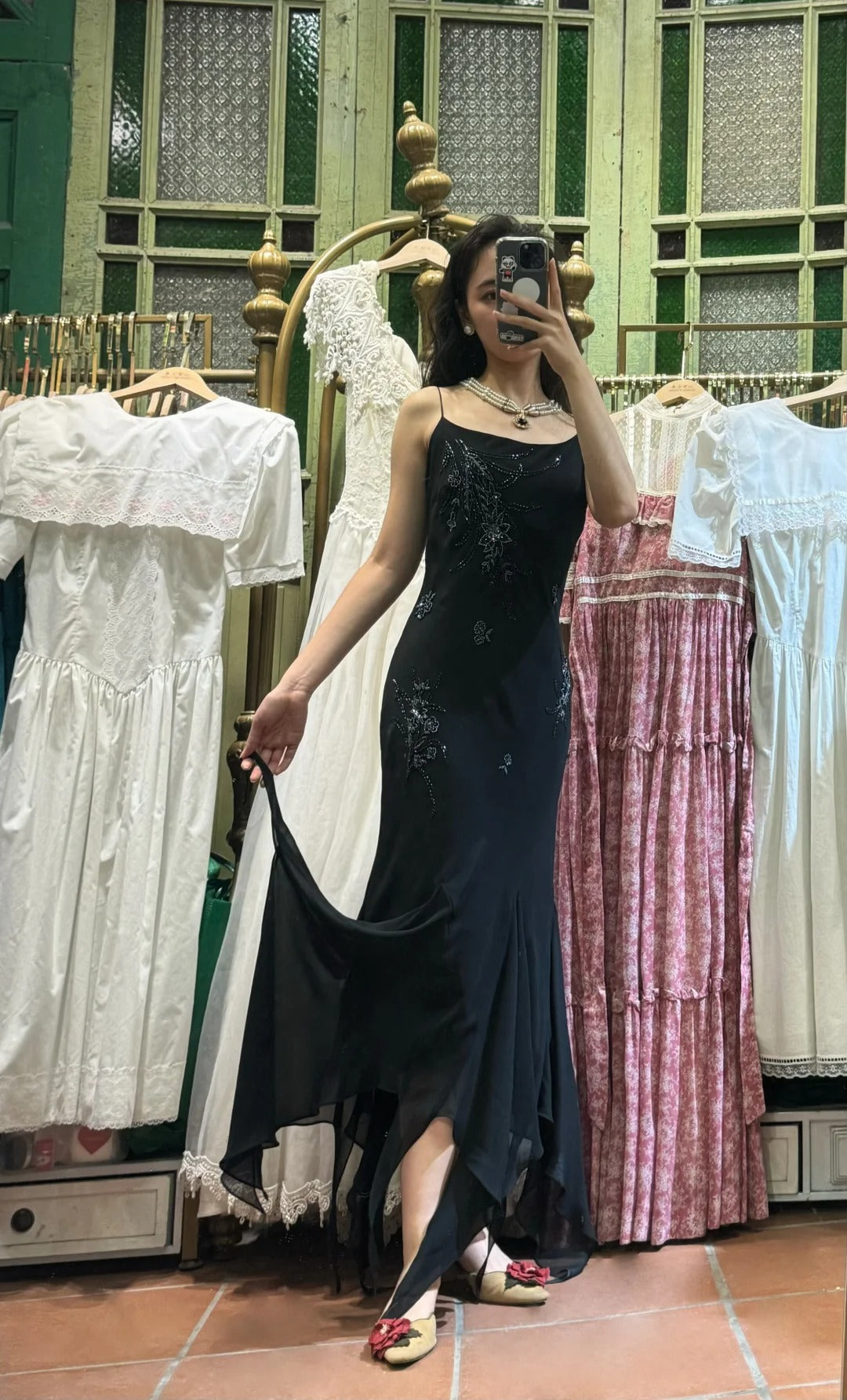 Elegantes schwarzes, unregelmäßiges Träger-Abendkleid mit Perlen aus Chiffon, langes Ballkleid P4122