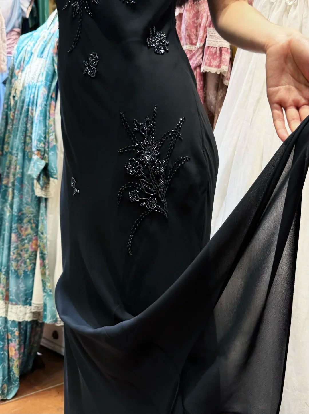 Elegantes schwarzes, unregelmäßiges Träger-Abendkleid mit Perlen aus Chiffon, langes Ballkleid P4122