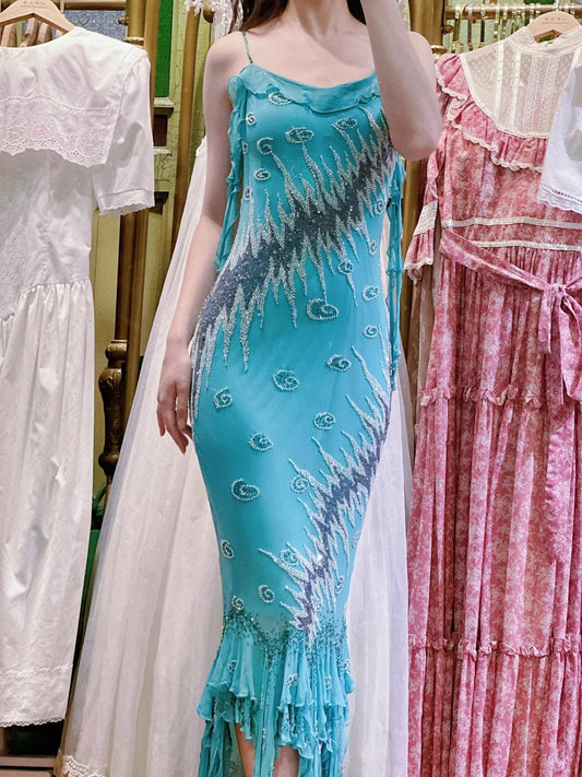 Robe de soirée longue de bal vintage bleue sirène à col bénitier, volants et perles en mousseline P4123
