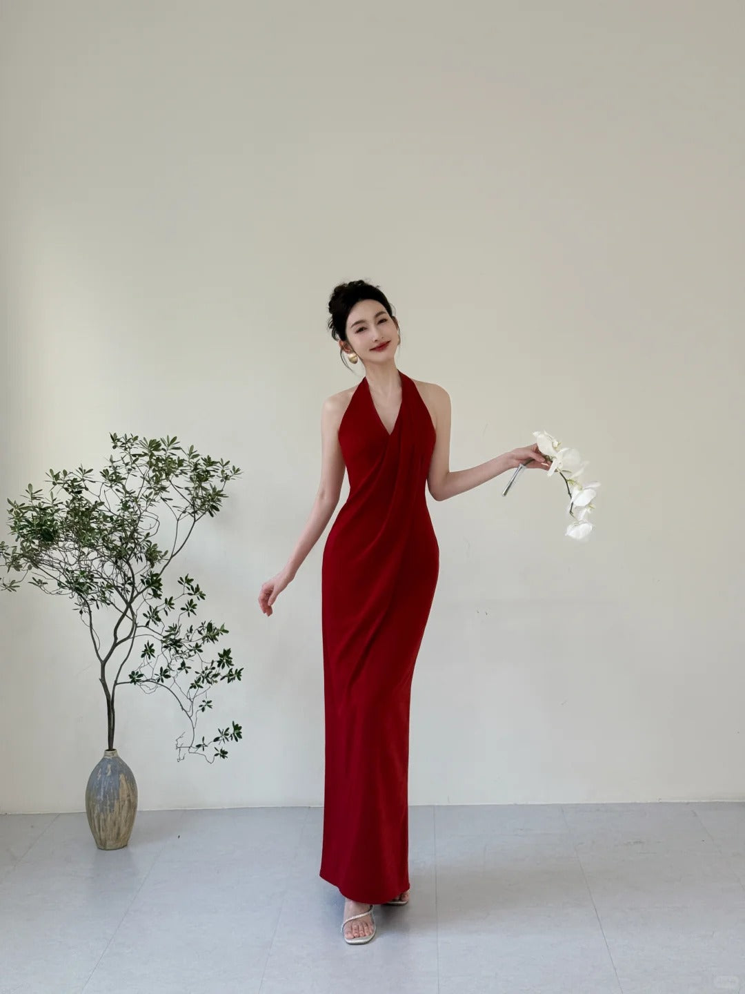Elegantes burgunderrotes figurbetontes Neckholder-Kleid mit tiefem V-Ausschnitt aus Satin, langes Ballkleid P4124