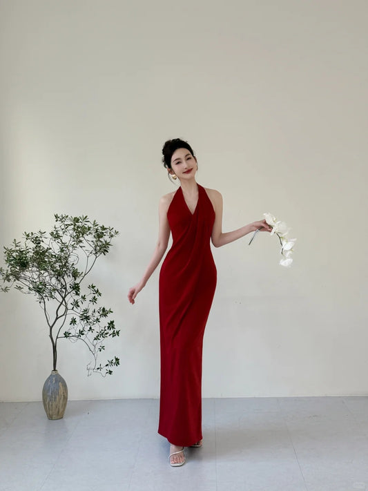Elegantes burgunderrotes figurbetontes Neckholder-Kleid mit tiefem V-Ausschnitt aus Satin, langes Ballkleid P4124