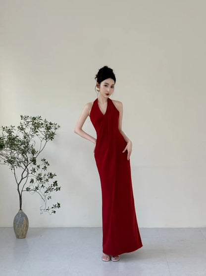 Elegantes burgunderrotes figurbetontes Neckholder-Kleid mit tiefem V-Ausschnitt aus Satin, langes Ballkleid P4124
