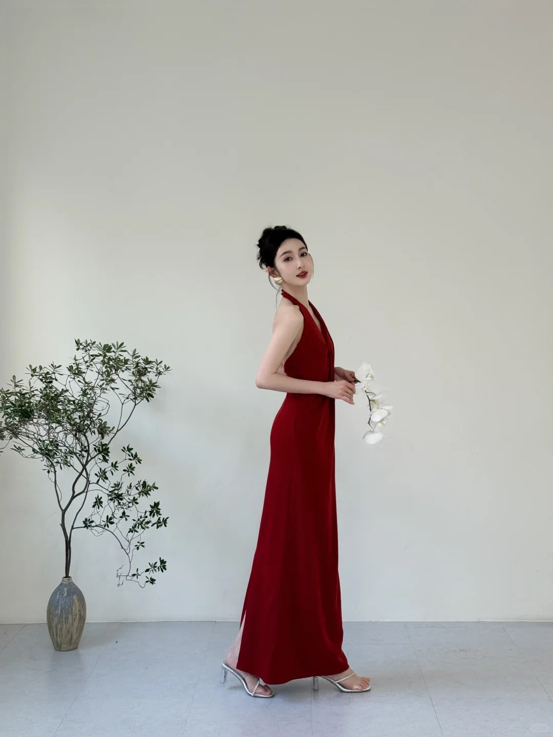 Elegantes burgunderrotes figurbetontes Neckholder-Kleid mit tiefem V-Ausschnitt aus Satin, langes Ballkleid P4124