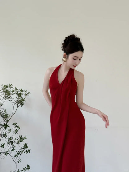 Elegantes burgunderrotes figurbetontes Neckholder-Kleid mit tiefem V-Ausschnitt aus Satin, langes Ballkleid P4124