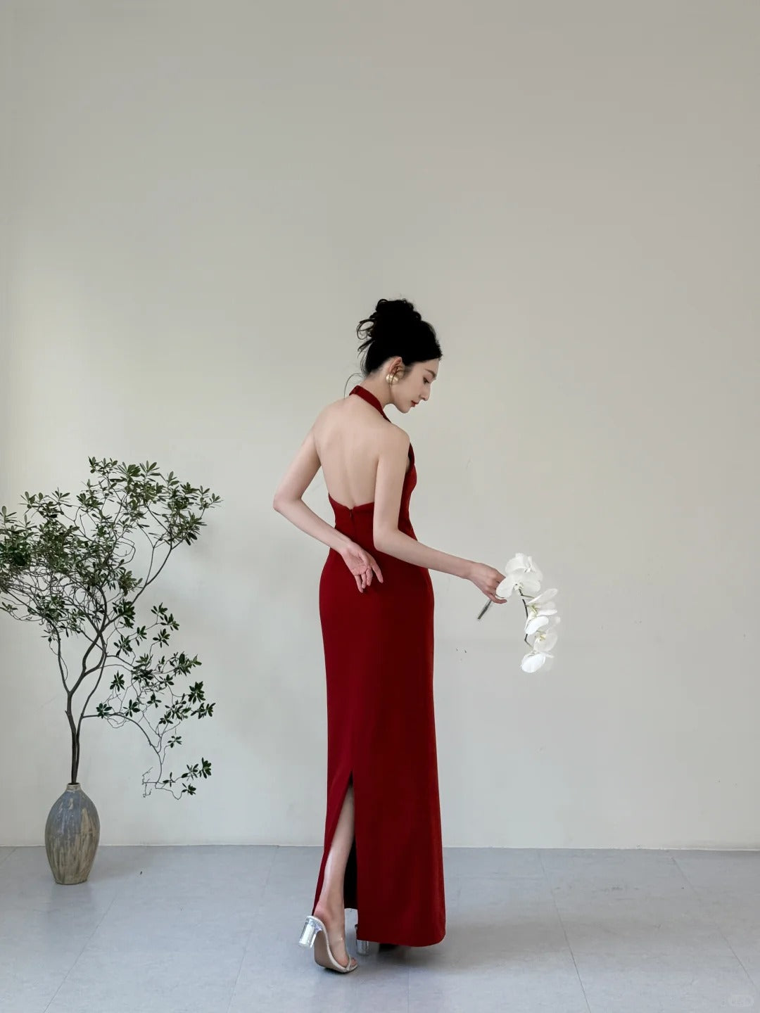 Elegantes burgunderrotes figurbetontes Neckholder-Kleid mit tiefem V-Ausschnitt aus Satin, langes Ballkleid P4124