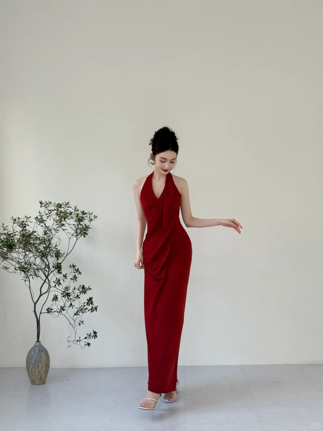 Elegantes burgunderrotes figurbetontes Neckholder-Kleid mit tiefem V-Ausschnitt aus Satin, langes Ballkleid P4124