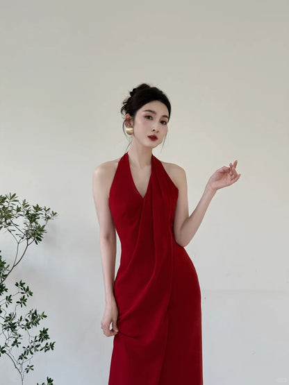 Elegantes burgunderrotes figurbetontes Neckholder-Kleid mit tiefem V-Ausschnitt aus Satin, langes Ballkleid P4124