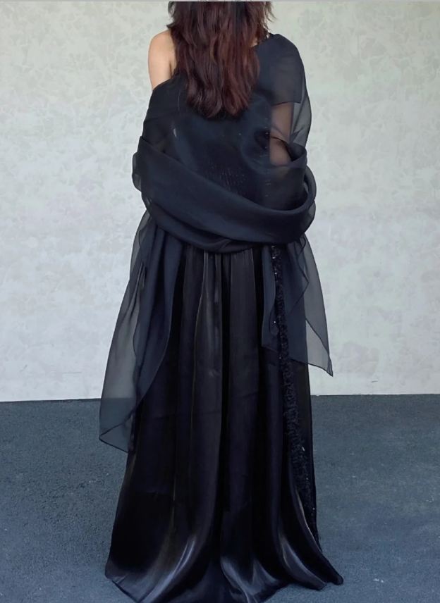 Elegantes schwarzes A-Linien-Abendkleid mit quadratischem Ausschnitt, Spaghettiträgern und Pailletten-Tüll P4127