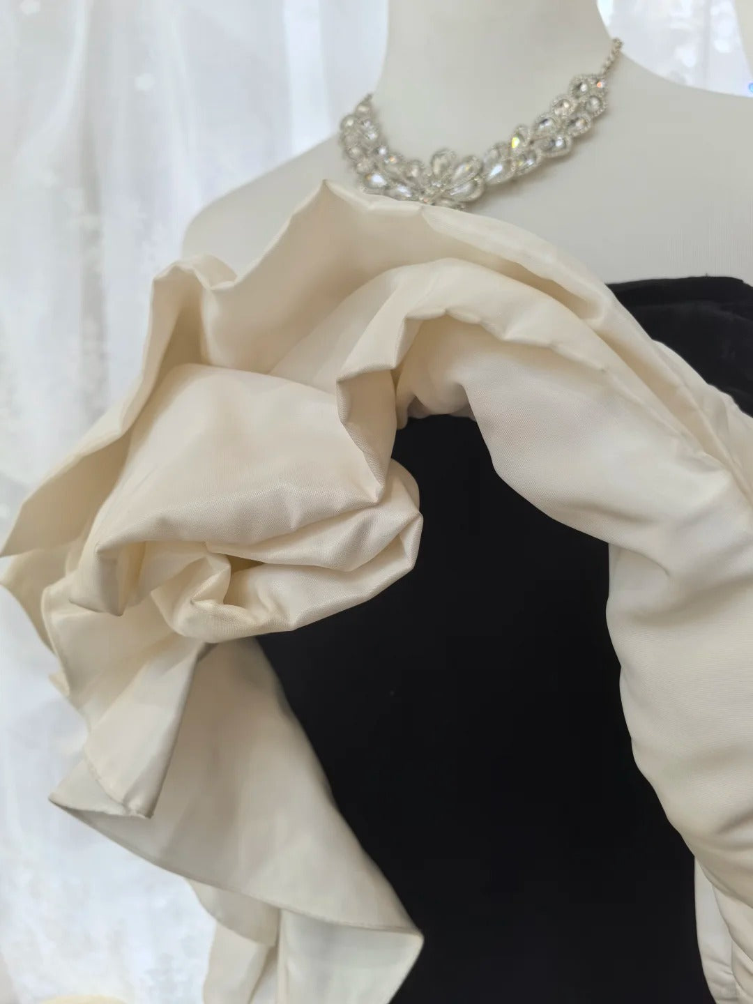 Elegantes Schwarz-Weißes Color-Block Meerjungfrau Trägerloses Samt-Satin Langes Ballkleid Abendkleid P4131