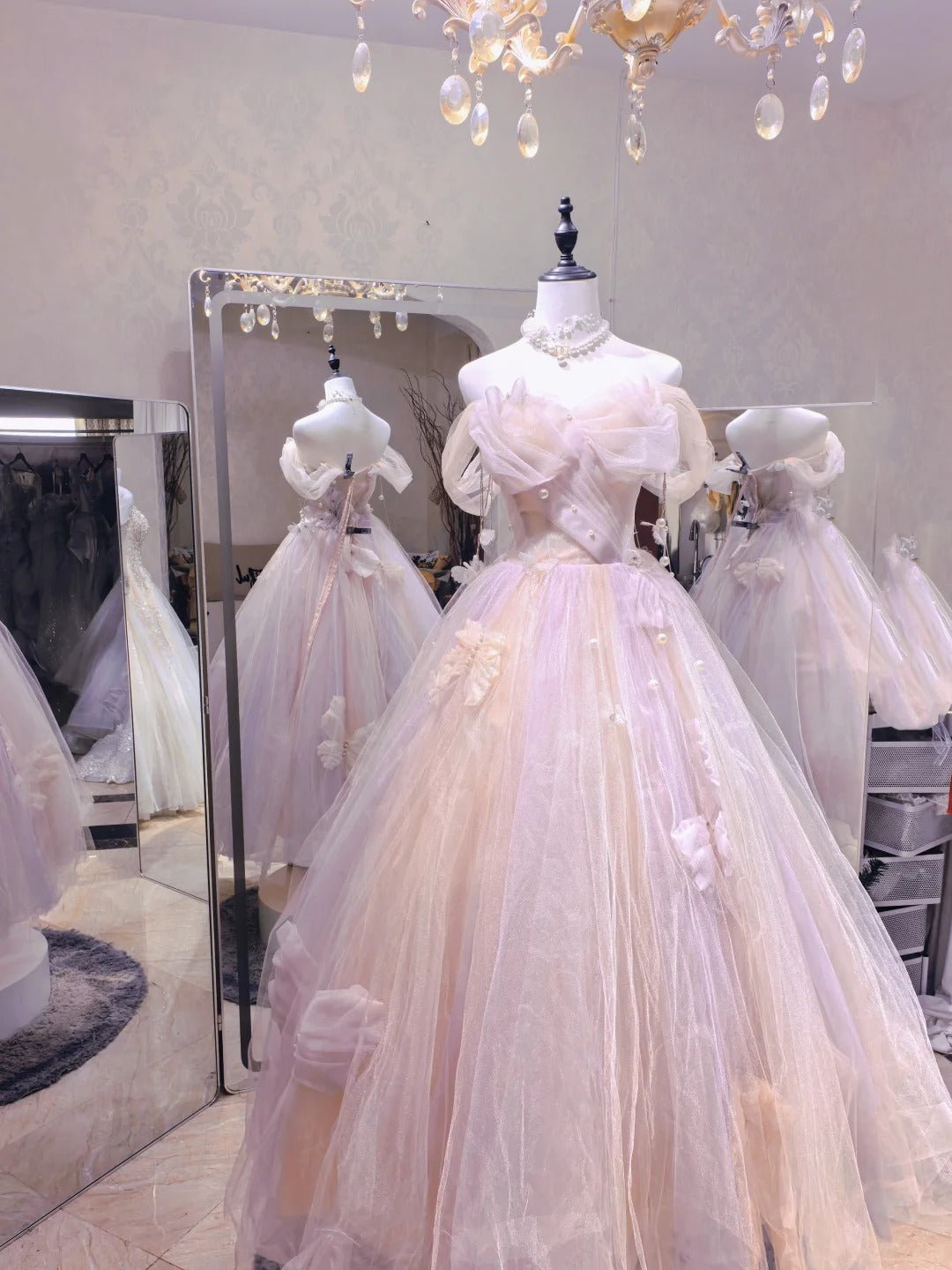 Verträumtes hellrosa schulterfreies Ballkleid aus Tüll in Bodenlänge Abendkleid P4132