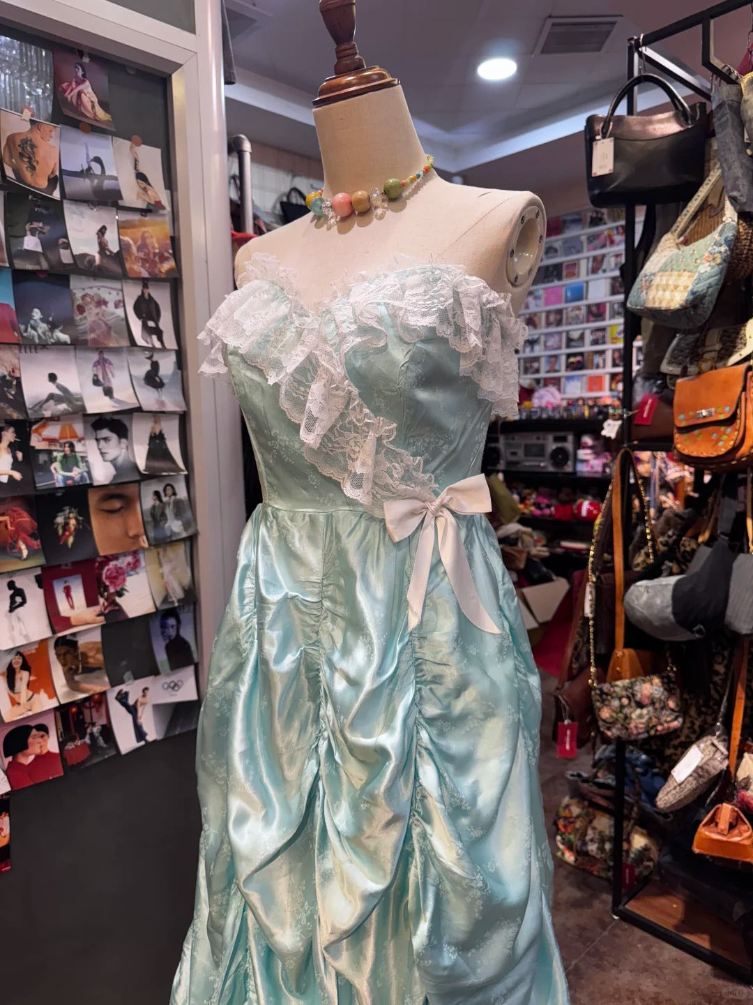 Französisches Retro mintgrünes trägerloses A-Linien-Kleid aus Satin mit Spitzenrüschen, langes Abschlussballkleid, Abendkleid P4139