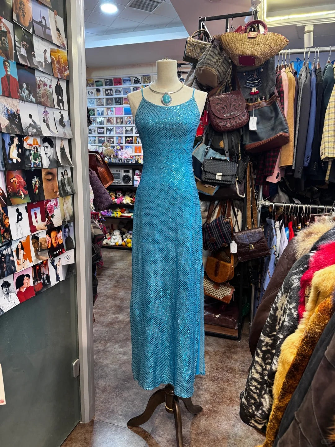 Funkelndes blaues rückenfreies Pailletten-Abendkleid P4141