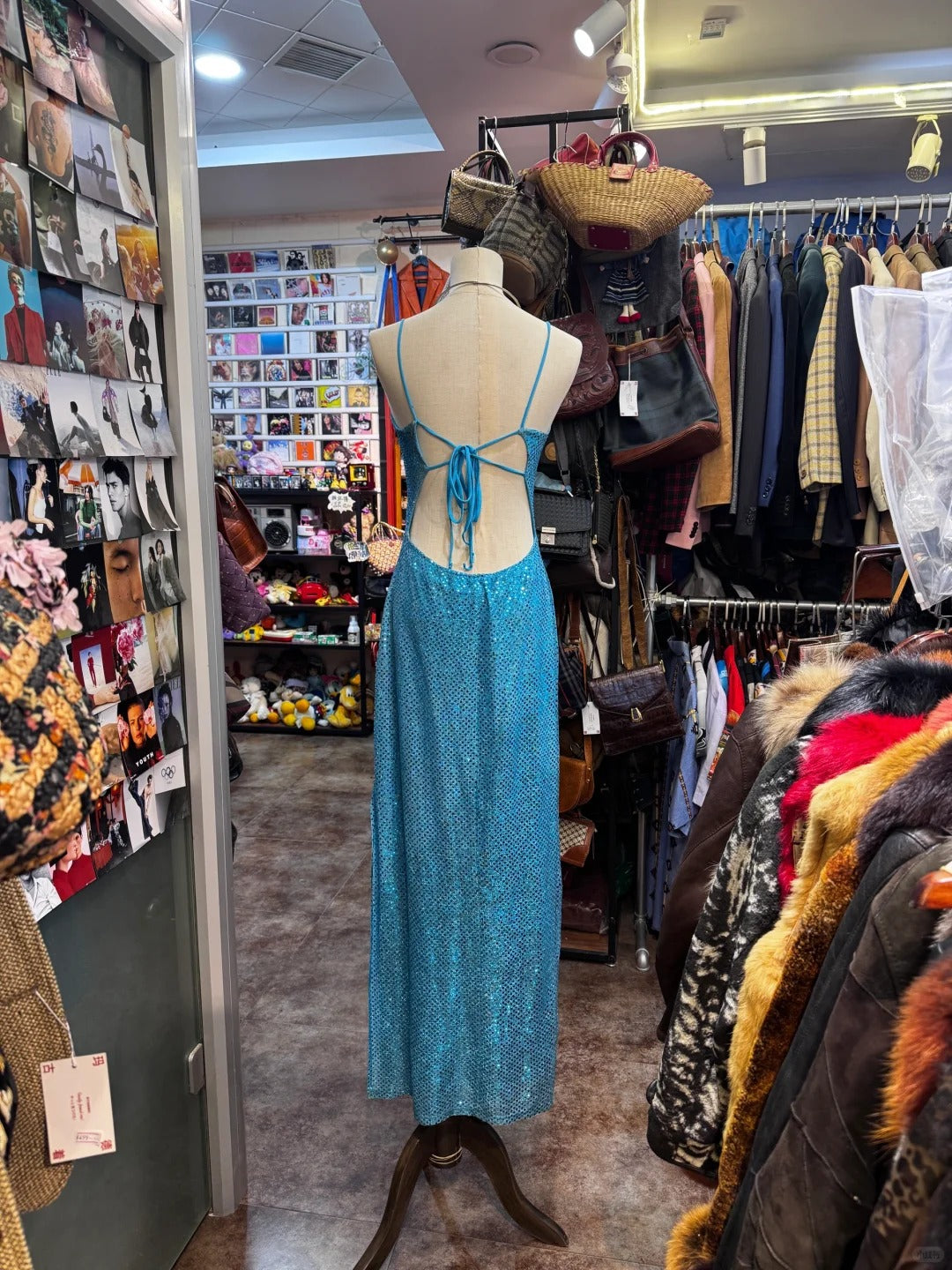 Funkelndes blaues rückenfreies Pailletten-Abendkleid P4141