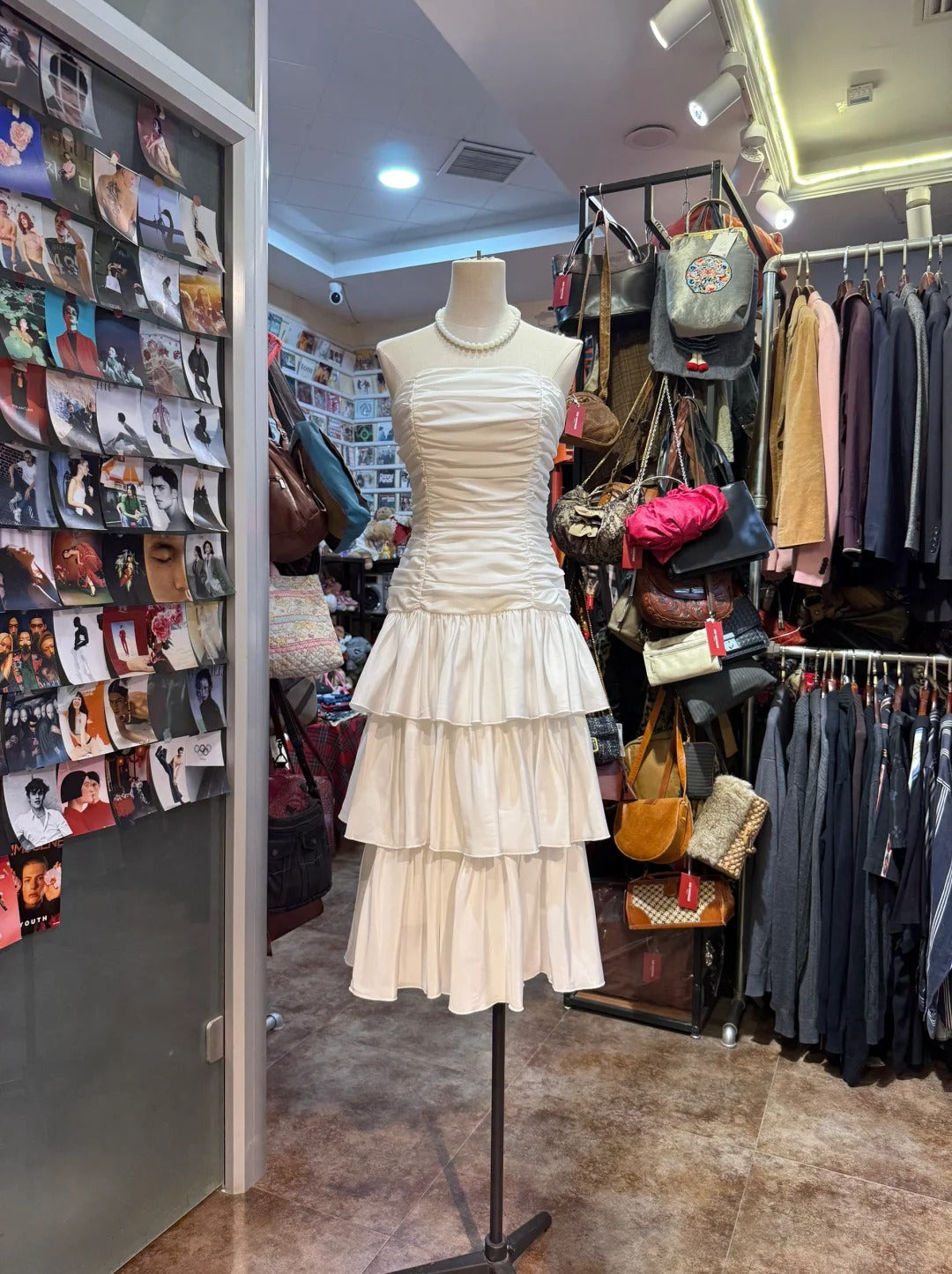 Süßes weißes, trägerloses A-Linien-Ballkleid aus plissiertem Satin Abendkleid P4144
