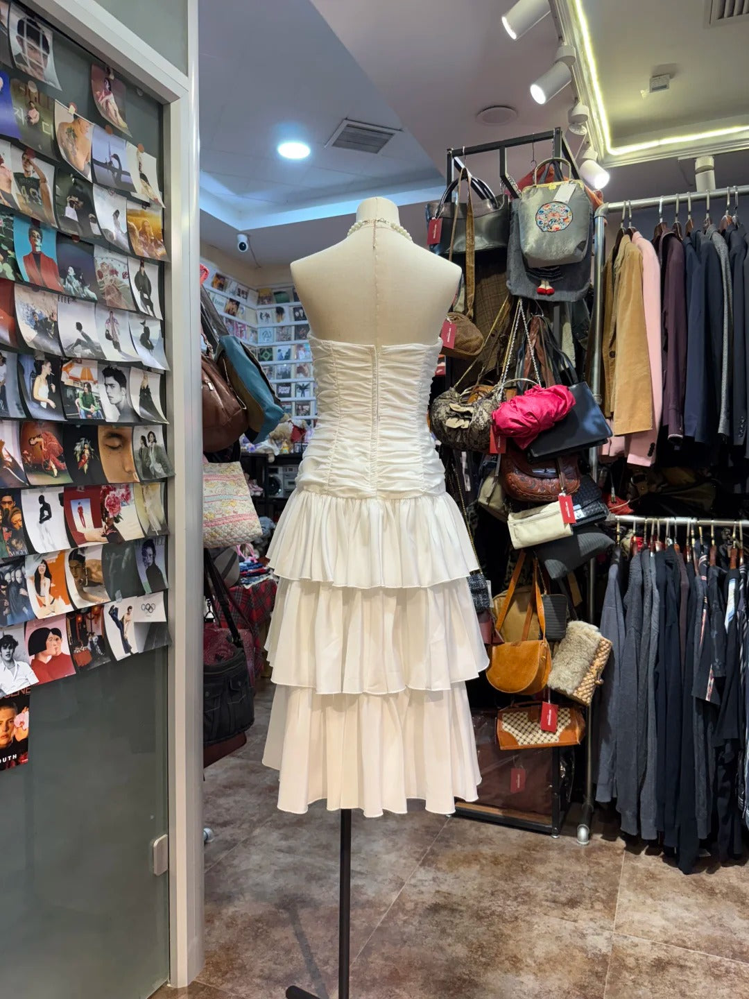 Süßes weißes, trägerloses A-Linien-Ballkleid aus plissiertem Satin Abendkleid P4144